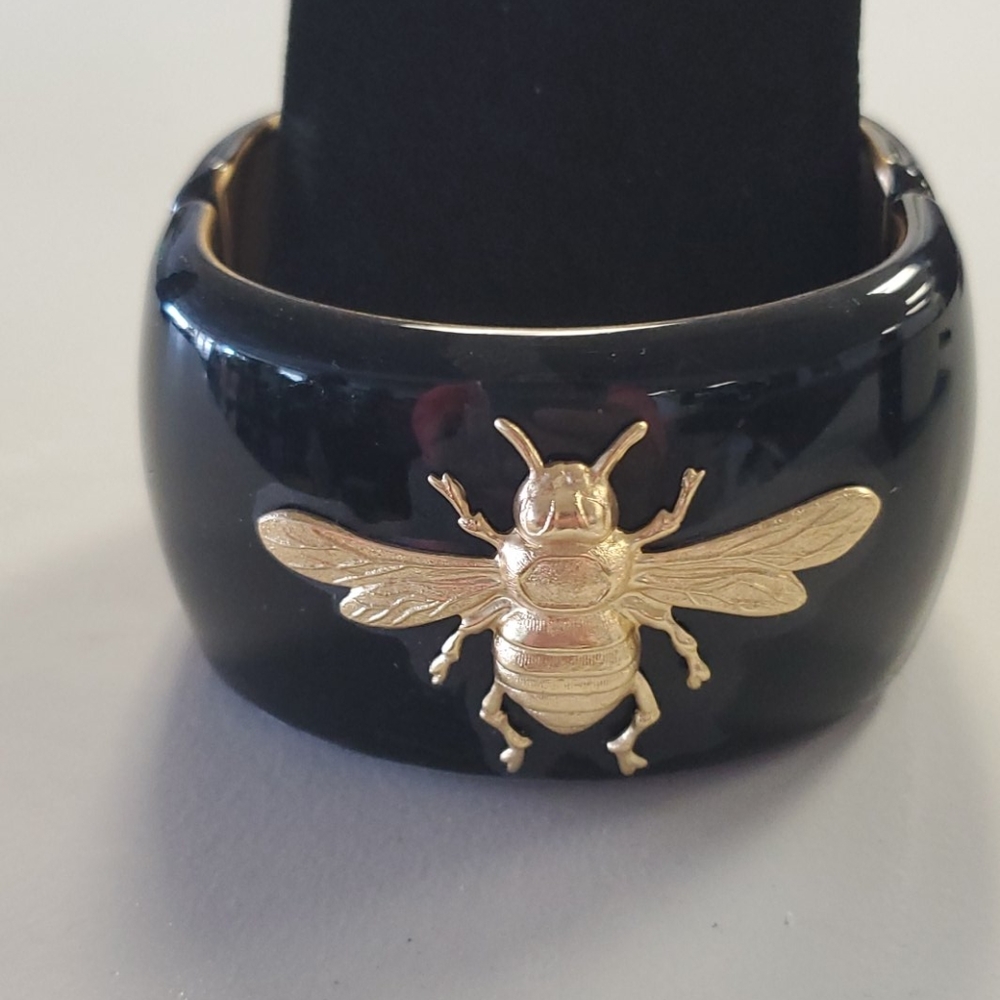 Hinged cuff bracelet